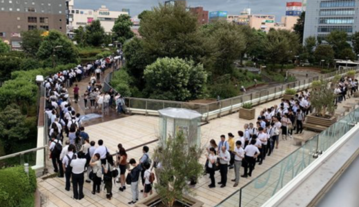 【画像】津田沼駅の入場規制の列がヤバイ！日本社会の同調圧力を象徴する現象？